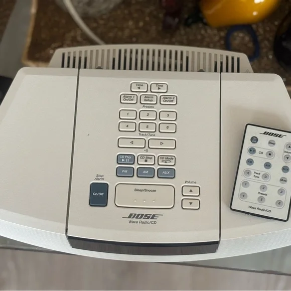 Bose White Wave Radio with Remote Control - Picture 3 of 4